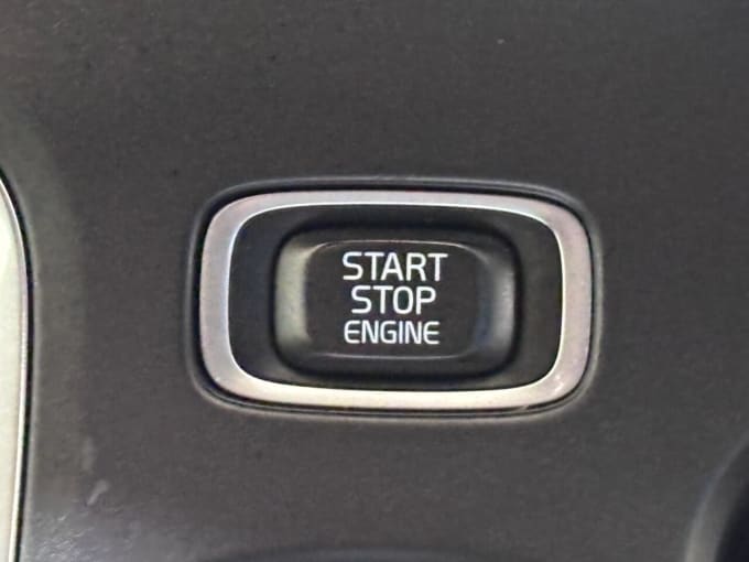 2025 Volvo V40
