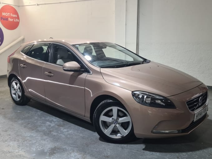 2025 Volvo V40