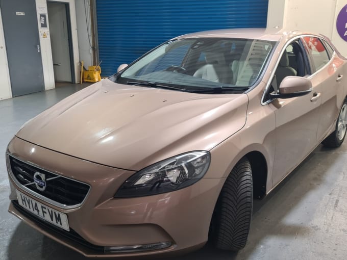2025 Volvo V40