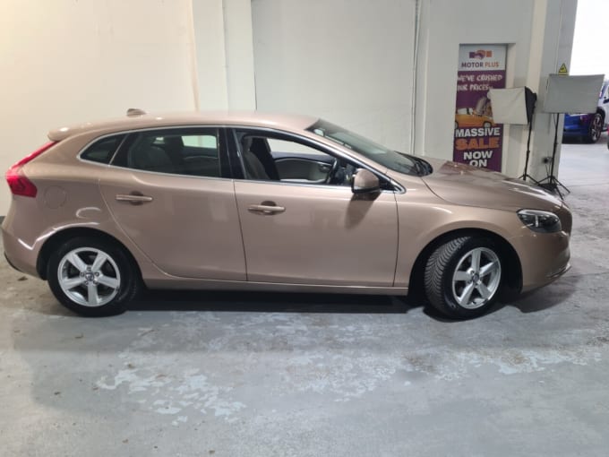 2025 Volvo V40
