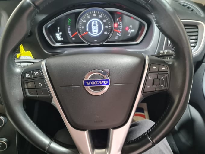 2025 Volvo V40