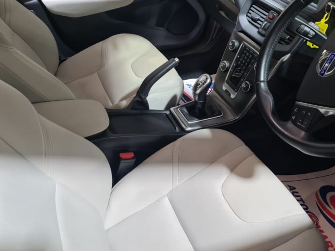 2025 Volvo V40