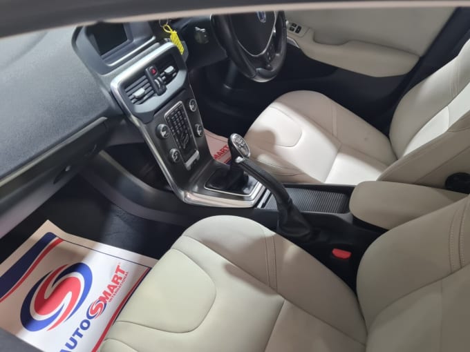 2025 Volvo V40