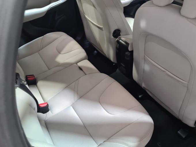 2025 Volvo V40