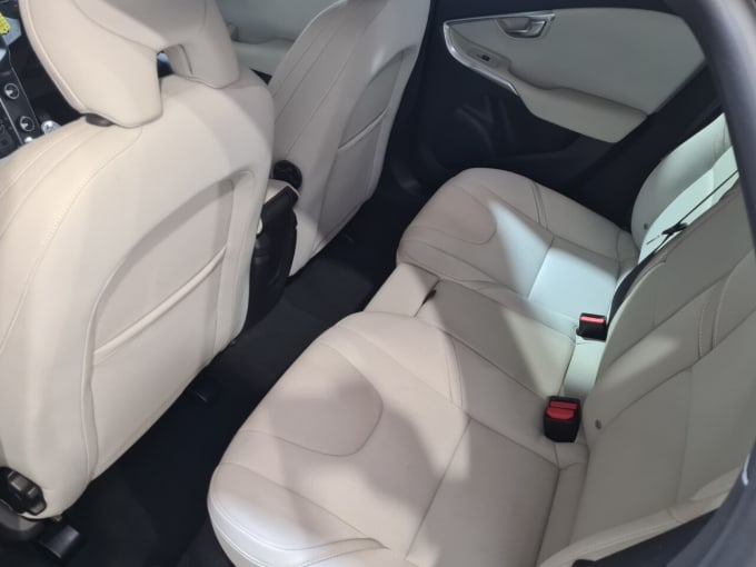2025 Volvo V40