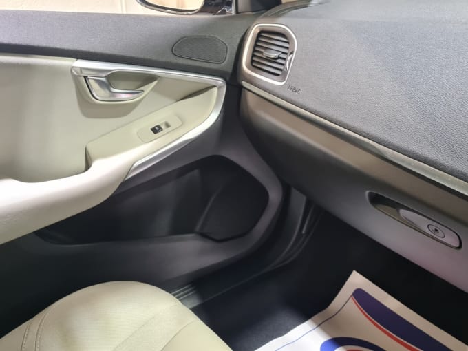 2025 Volvo V40