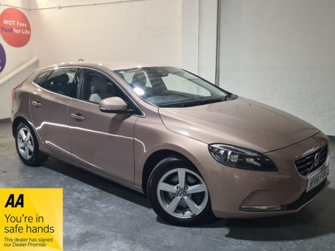 2025 Volvo V40
