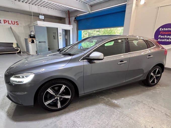 2025 Volvo V40