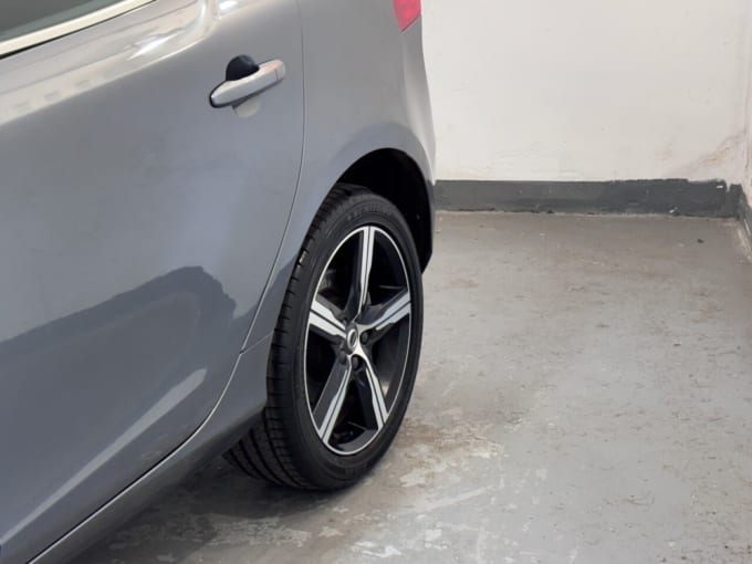 2025 Volvo V40