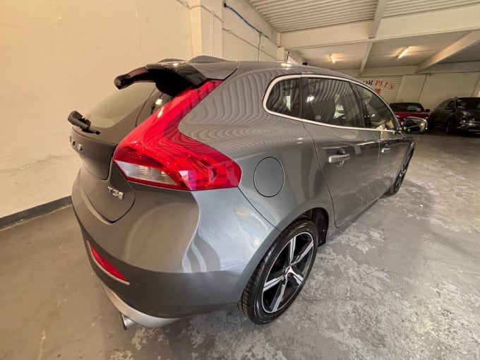 2025 Volvo V40
