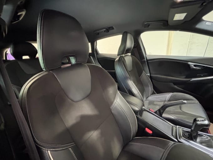 2025 Volvo V40