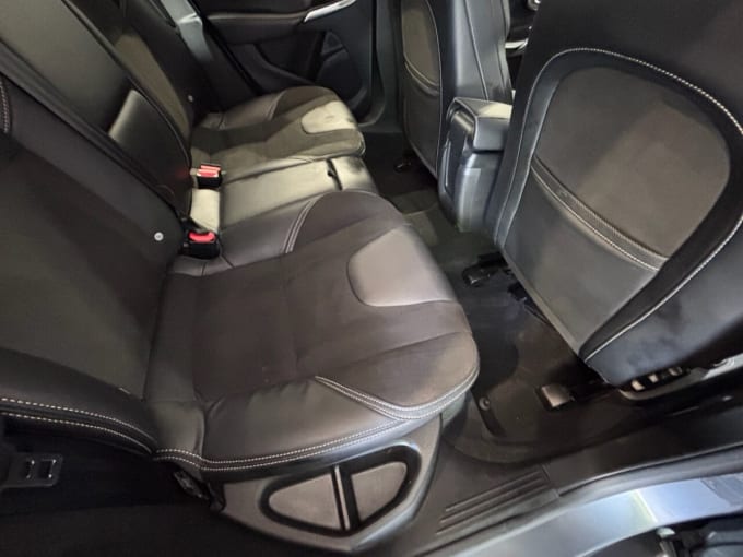 2025 Volvo V40