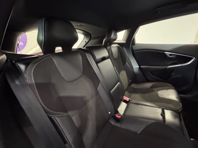 2025 Volvo V40