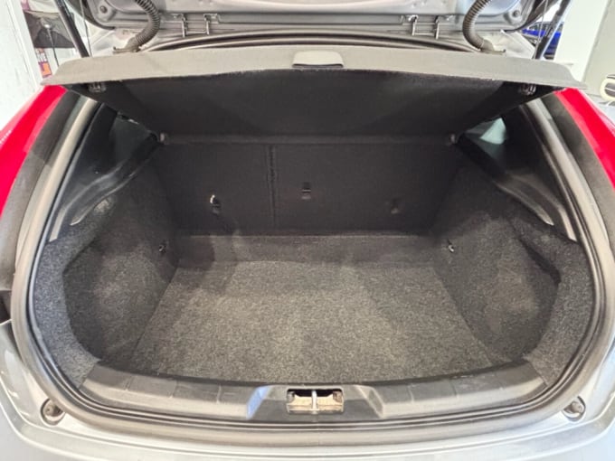 2025 Volvo V40