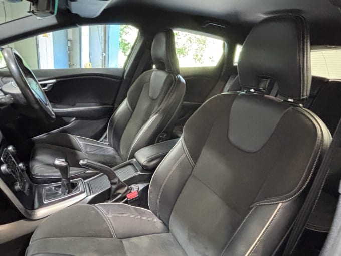 2025 Volvo V40