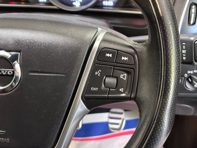 2025 Volvo V40