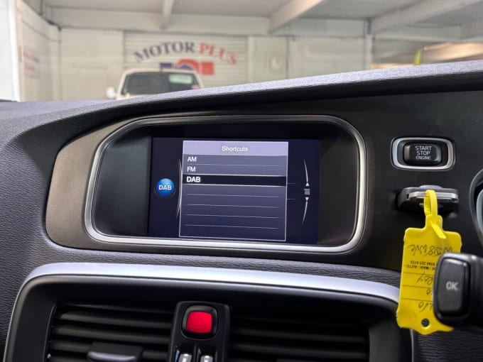 2025 Volvo V40