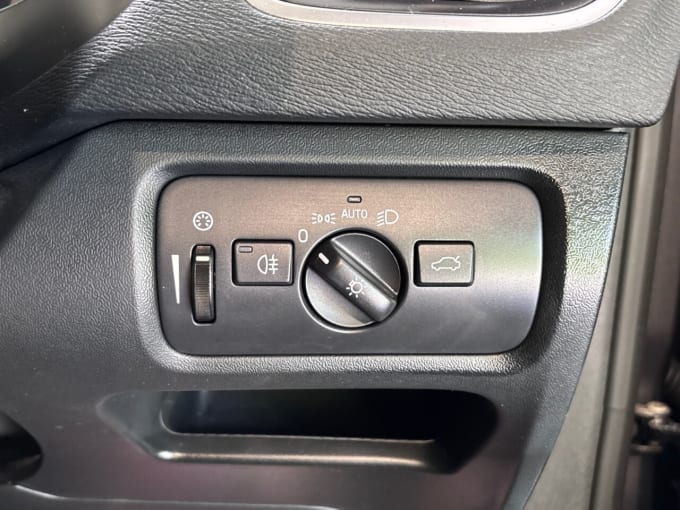 2025 Volvo V40