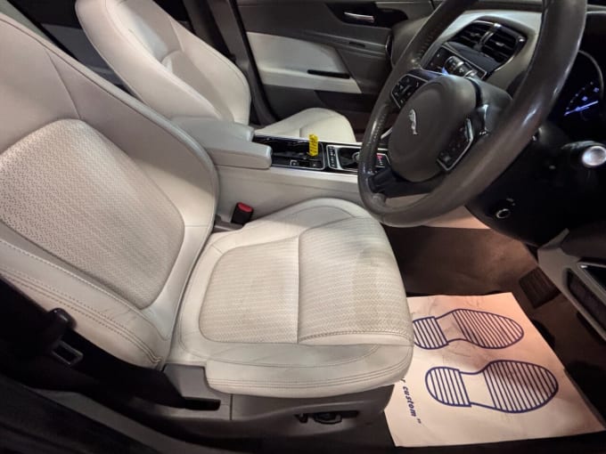2025 Jaguar Xe