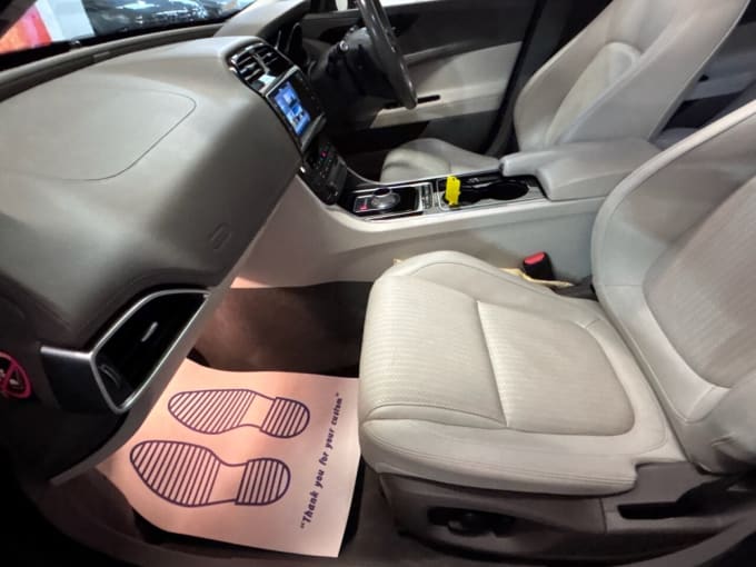 2025 Jaguar Xe
