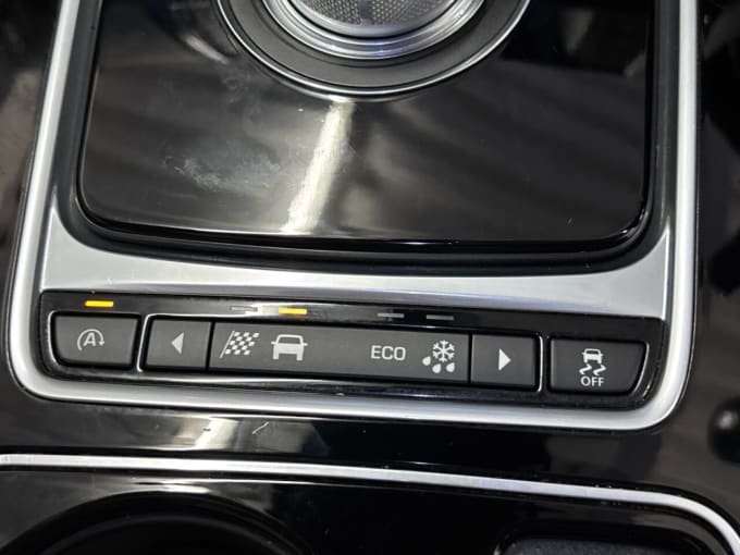 2025 Jaguar Xe