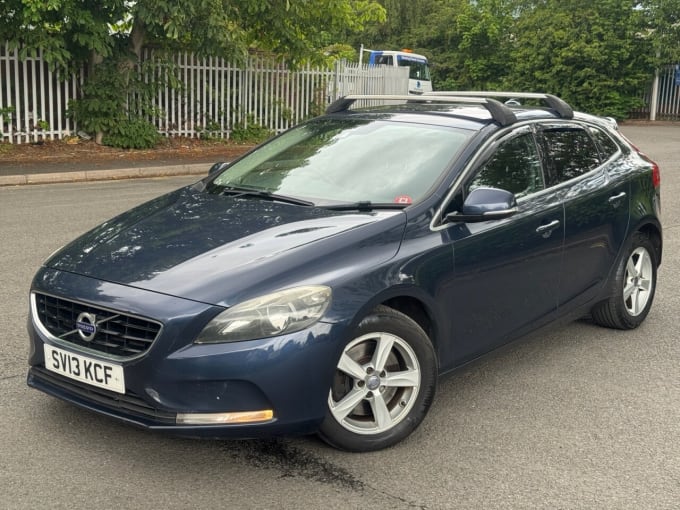 2025 Volvo V40