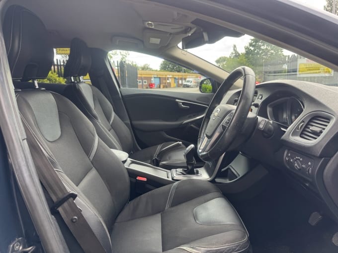 2025 Volvo V40