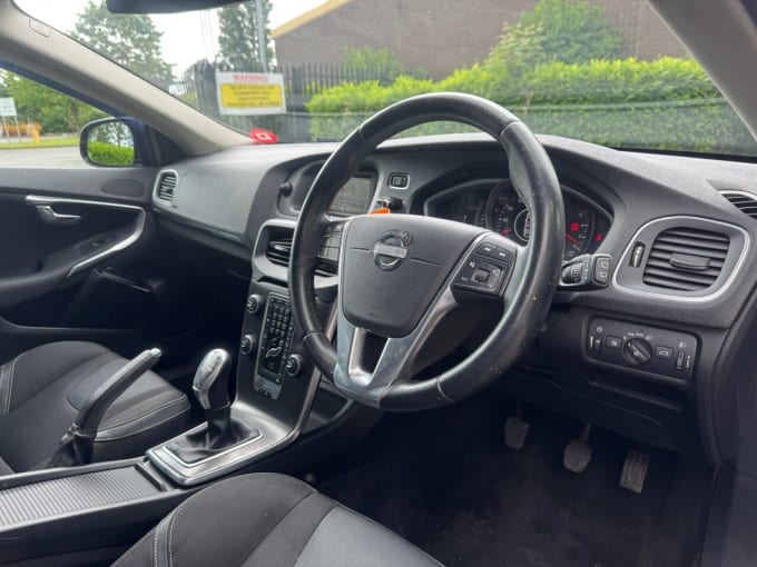 2025 Volvo V40