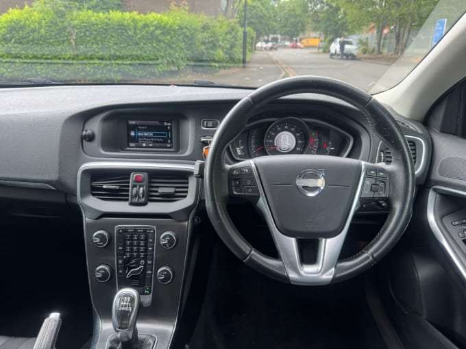 2025 Volvo V40