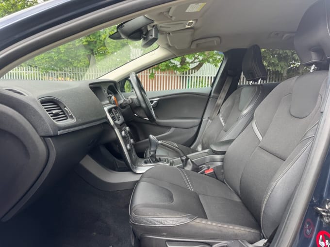 2025 Volvo V40