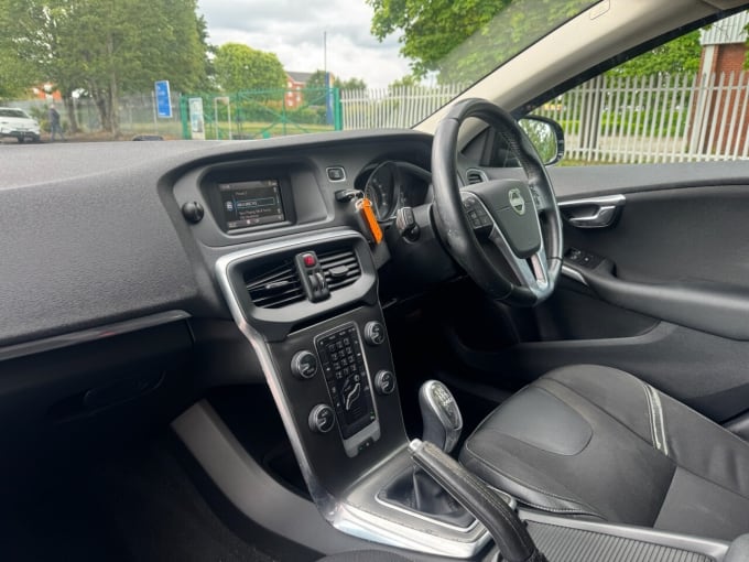 2025 Volvo V40