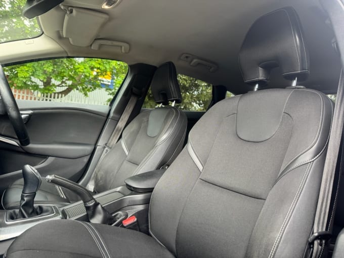 2025 Volvo V40