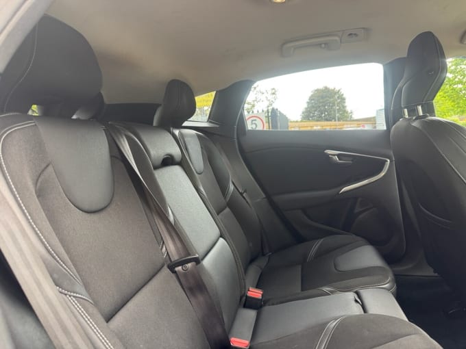 2025 Volvo V40