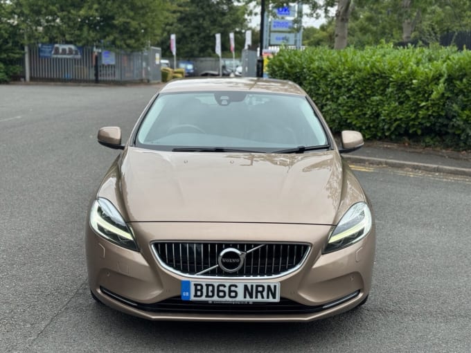 2025 Volvo V40