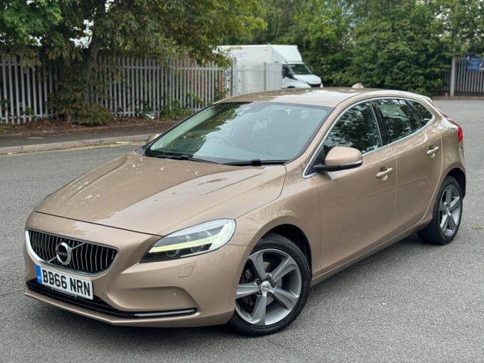 2025 Volvo V40