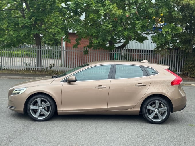 2025 Volvo V40