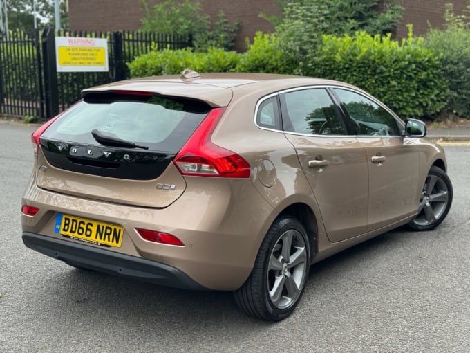 2025 Volvo V40