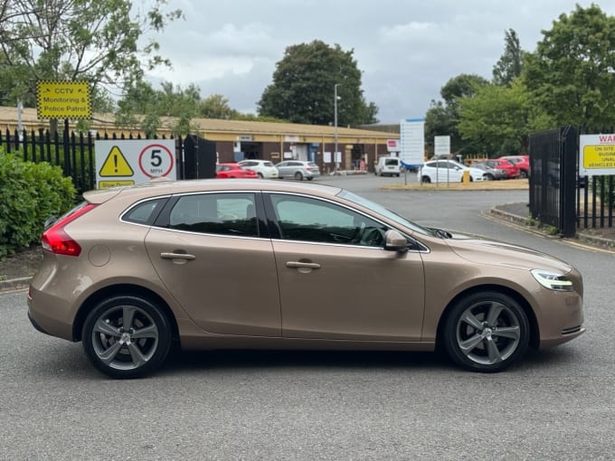 2025 Volvo V40