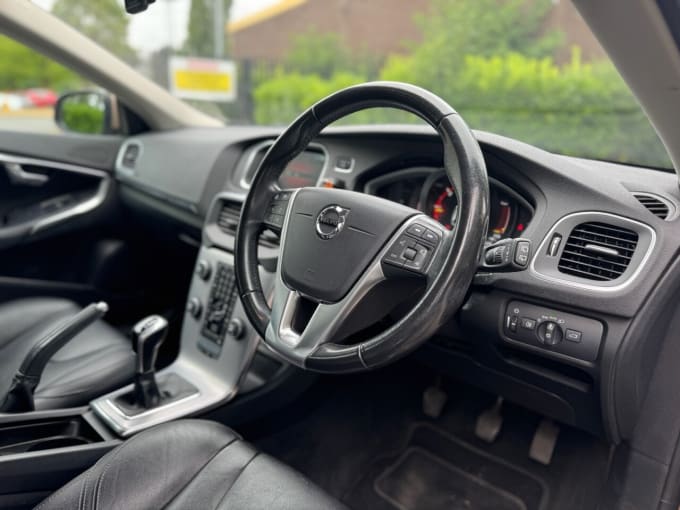 2025 Volvo V40