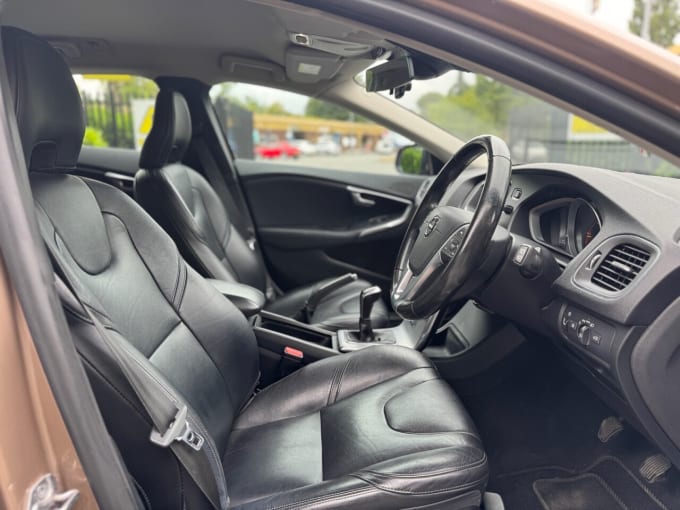 2025 Volvo V40