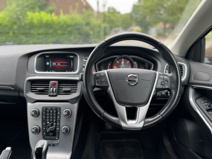 2025 Volvo V40