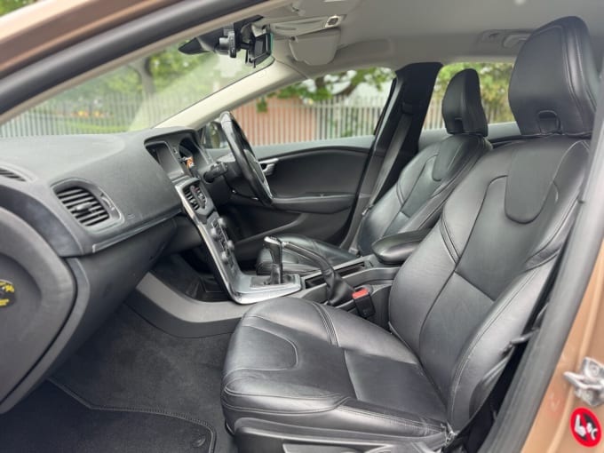 2025 Volvo V40