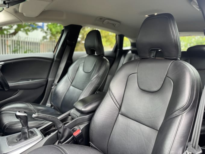 2025 Volvo V40