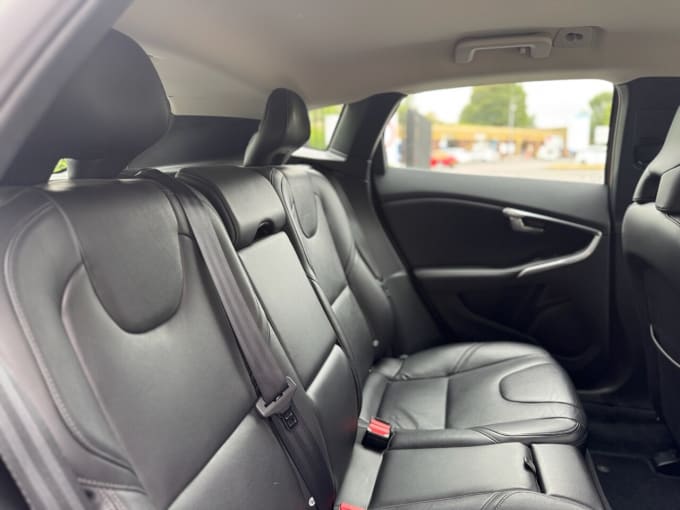 2025 Volvo V40