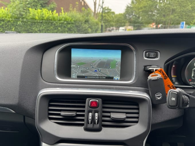 2025 Volvo V40