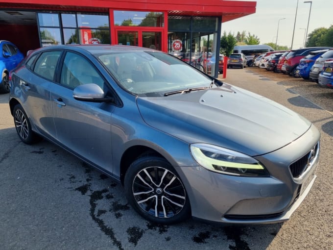 2025 Volvo V40