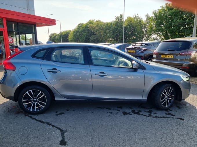 2025 Volvo V40
