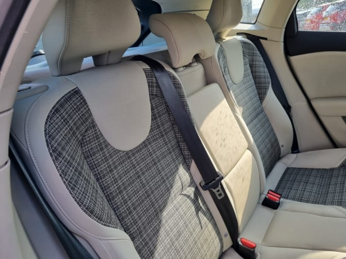2025 Volvo V40