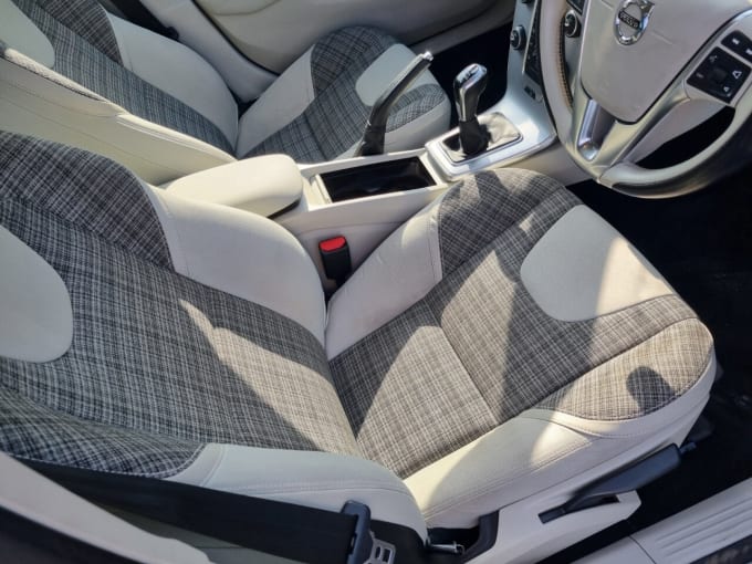 2025 Volvo V40
