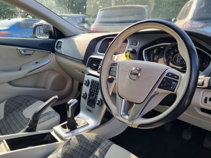 2025 Volvo V40